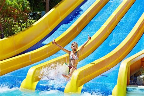 Water slides and girls (Wasserrutschen und Frauen) :